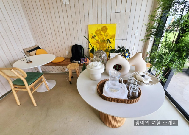 돌셋카페 내부