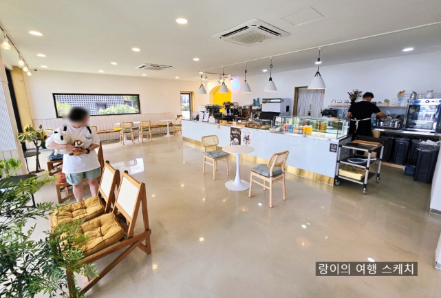 돌셋카페 내부