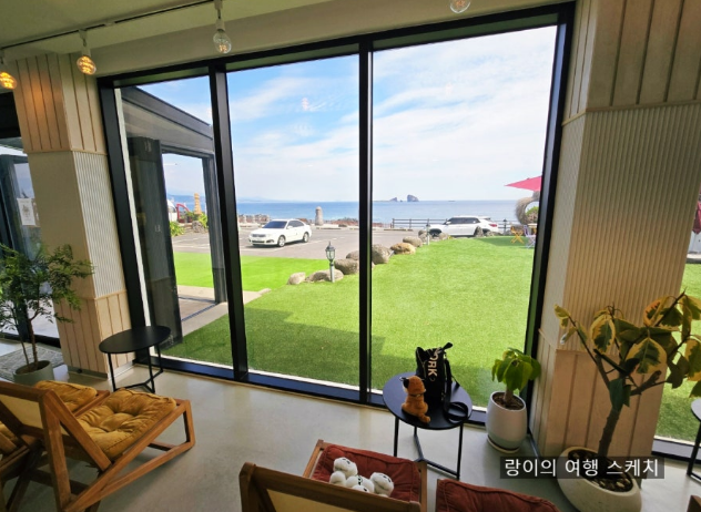 돌셋카페 바다가 보이는 테이블